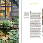 **Linke Seite:** Großer Baum vor einem Haus mit erleuchteten Fenstern. Ein kleiner Teich mit Seerosen und grünen Pflanzen.

**Rechte Seite:** "Foreword" als Titel. Ein Textblock. Foto einer Blume in einer Vase rechts.