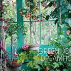 Text: "GREENHOUSE DREAMHOUSE". Üppige Pflanzen mit bunten Blüten in einem grünen Raum, der wie ein Gewächshaus aussieht.