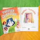 Der Titel ist "Poppy's Question". Ein Kind hebt die Hand, umgeben von anderen Kindern in einem Klassenzimmer.