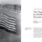 Text: „The Flag Formed by 10,000 Naval Recruits“; „Date: 1915–1921“; „Event Location: Naval Training Station, Great Lakes, Illinois“. 

Linker Teil: Schwarz-Weiß-Foto zeigt Matrosen, die eine US-Flagge bilden.

Rechter Teil: Text über das Projekt.