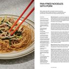"PAN-FRIED NOODLES WITH PORK" zeigt ein Rezept neben einem Teller knuspriger Nudeln mit Schweinefleisch, garniert mit rotem Essstäbchen.