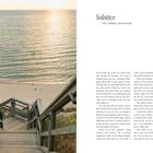 Links "Solstice" und "THE FORMAL INVITATION". 
Holztreppe führt zu Sandstrand bei Sonnenuntergang.