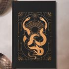 Goldene Schlangen und geometrische Muster auf schwarzem Hintergrund; stilvolles, mystisches Design. Text nicht vorhanden.