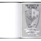 "The Society of the Shield" Überschrift über einem Schild mit Hierarchie und den Worten "Preserve, Protect, Prosper" darunter.