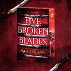 Buchcover in Rot mit Schwertern. Text: "Five Broken Blades". Autorenname: "Mai Corland".