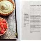 Text: "Strawberry and pistachio tartlets." Rezeptanweisungen und Zutatenliste. 

Drei Tartes: zwei mit Erdbeeren, eine mit Pistaziencreme.