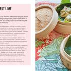 "DUMPLINGS WITH MAKRUT LIME & LEMONGRASS" Rezept oben links. Daneben Bambusdämpfer mit zwei Teigtaschen und Sauce.