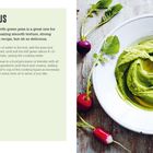 "PEA & BASIL HUMMUS. Ein erbsenbasiertes Rezept mit Basilikum. Dick, cremig, ideal für Sommersnacks. Serviert auf einem Teller."