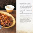 "Peach & amaretti crisp" Rezept mit Pfirsichen und Amaretti-Keksen. Links ein gebräuntes Dessert in einer Schale, daneben Sahne.