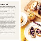 "APPLE & GINGER JAM" - Rezept über selbstgemachte Marmelade mit Äpfeln und Ingwer. Rechts Brot mit dunkler Marmelade.