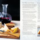 "Red Wine and Cheese", links verschiedene Käsesorten und ein Glas Rotwein auf Holzbrett, rechts Text über passende Kombinationen.