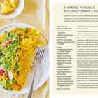 "Turmeric Pancakes with Carrot Hummus & Vegetables." Links: Ein gelber Pancake mit buntem Gemüse und Kräutern auf einem Teller.