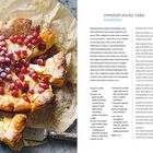 "Swedish sticky cake kladdkaka. Zutaten: Butter, weiße Schokolade, Eier, Zucker, Mehl, Vanille, Zitronenschale."

Links ist ein Kuchen mit roten Beeren auf Backpapier.