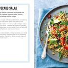 „Tomato, Freekeh & Avocado Salad“: Rezept mit Freekeh, Avocado, Tomaten. Links Text, rechts bunter Salat auf grauem Teller.