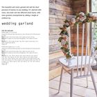 Schrift: "wedding garland". Textanleitung für Blumengirlande. Foto: Stuhl mit Blumengirlande aus Rosen in rustikalem Raum.