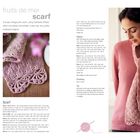 "fruits de mer scarf" oben, "Scarf" unten. Links Anleitungen, rechts Frau mit rosa Schal aus weichem Stoff.