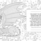 Ein Zitat von Rebecca Yarros über Liebe. Illustration eines Drachen, umgeben von Blättern, Monden und Sternen.
