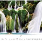 Krka Wasserfälle. Kalenderansicht mit Datum 1-28. Fließendes Wasser über grünen, moosbewachsenen Felsen.