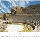„Aspendos“ über einem antiken Amphitheater unter blauem Himmel mit Wolken. Kalenderseite mit Monatszahlen unten.