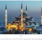 "Sultan Ahmed Moschee" steht links unten. Kalender zeigt Februar. Die beleuchtete Moschee hat sechs Minarette vor einem Abendhimmel.