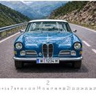BMW 503, Casares Edition. Ein blauer Oldtimer steht auf einer Straße, umgeben von Bergen im Hintergrund.