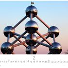 Brüssel, Atomium, Casares Edition 2. Metallstruktur bei Sonnenuntergang, kugelförmige Elemente mit Verbindungsstreben.