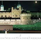 "Tower of London", gefolgt von einem nächtlichen Bild des Towers, beleuchtet, mit Vollmond und zwei Menschen im Vordergrund.