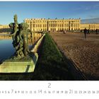 Schloss Versailles, Casares Edition. Vordergrund: Skulptur vor einem Teich, dahinter das Schloss in der Abendsonne.