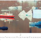 "Expeditionsschiff", Kalenderblatt für Februar, zeigt ein rotes Schiff zwischen Eisbergen auf ruhigem Wasser.