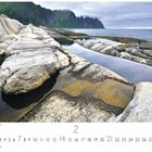 "Landschaft Nordnorwegen", Kalenderblatt "Februar". Zeigt eine felsige Küstenlandschaft mit Bergen und Meer im Hintergrund.