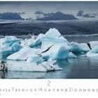 „Jökulsarlon“ und „CASARES EDITION“ in einem Kalender. Eisberge schwimmen in einem See vor einer Berglandschaft.