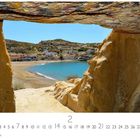 "Kreta, Matala" steht oben. Unter Sandsteinfelsen ist eine Bucht mit türkisblauem Wasser und einem Dorf dahinter zu sehen.