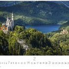 "Schloss Neuschwanstein", "CASARES EDITION", darunter Monatsübersicht. Blick auf das Schloss umgeben von Wald und einem See im Hintergrund.