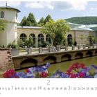 Bad Kissingen, Kurpark. Kalenderblatt mit Brücke, Bäumen und einem Gebäude am Wasser.