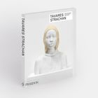 Text: "TAVARES STRACHAN". Marmorbüste einer Person mit gestrickter Mütze auf weißem Hintergrund.