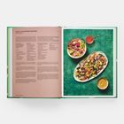 Links: Rezept für "Jakarta-style Pickled Vegetables". Rechts: farbenfrohe Salate auf grünem Untergrund.