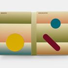 Texte: „REZEPTE“ links, „GESCHICHTEN“ rechts. Illustration mit farbigen Formen: Gelber Kreis links, blau-gelb und rot rechts.