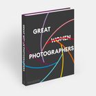 „GREAT WOMEN PHOTOGRAPHERS“. Schwarzes Cover mit farbigen, geschwungenen Linien. Verlag „PHAIDON“.