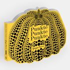 „Punkte Punkte Punkte“ von Yayoi Kusama. Kürbisförmige Illustration in Gelb mit schwarzen Punkten.