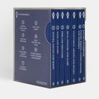 Ein Set von blauen Kochbüchern in einem Schuber, beschriftet mit Themen wie "Stocks, Sauces and Soups" und "Eggs and Dairy".