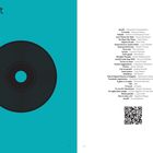 Links steht "Playlist" und "AMALFI COAST". Rechts eine Liste von Musiktiteln und Künstlern, darunter ein QR-Code.