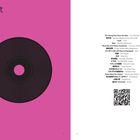 Links "Playlist" über einem schwarzen Schallplatten-Symbol auf pinkem Hintergrund. Rechts Trackliste in Schwarz. QR-Code unten.