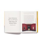 Textseite: „Saint Sebastian Dies at all Times, ming wong at the National Gallery“ von Annabel Bai Jackson. Daneben ein Foto einer Galerie mit roten Wänden und Gemälden.