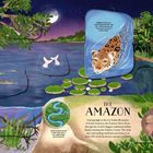 Text: "THE AMAZON", "Jaguars are the most water-loving", "Despite being thousands of miles long, there is not a single bridge over the Amazon." 

Illustration: Ein Jaguar schwimmt im Wasser, Seerosen, ein Fluss bei Nacht.