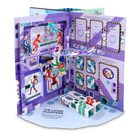 "The Living Quarters" im unteren Bereich. Bunte 3D-Illustration eines Raumes mit Astronauten, Geräten und beschrifteten Objekten.