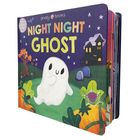 Text: "Night Night Ghost". Illustration eines fröhlichen Geistes auf einem Friedhof mit Kürbis und Spinnennetz.