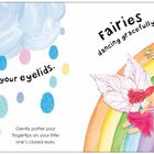 „Raindrops on your eyelids. Fairies dancing gracefully.“ Ein Kind blickt zu einem blauen Wolkenhaufen und Feen über einem Regenbogen.