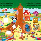 „In fairyland, the robots can be found having fun in a magical playground.“ 
„Diamond is hiding at the bottom of a tree. What other diamond shapes can you see?“
Ein fröhlicher Spielplatz mit vielen Tieren und Robotern.