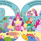Text: "Shimmer, the ocean unicorn, helps creatures under the sea. Can you find five purple shells in the scene? She shows the mermaids how to sing and dance so gracefully." Illustration mit Meerjungfrauen, einer Burg und einem Einhorn unter Wasser.