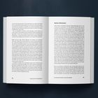 "Seite 28: Den Weg zur Top-Führungskraft. Seite 29: Führungskunst bedeutet, Einsichten gewinnen." Ein Buch liegt offen auf einem dunklen Hintergrund.